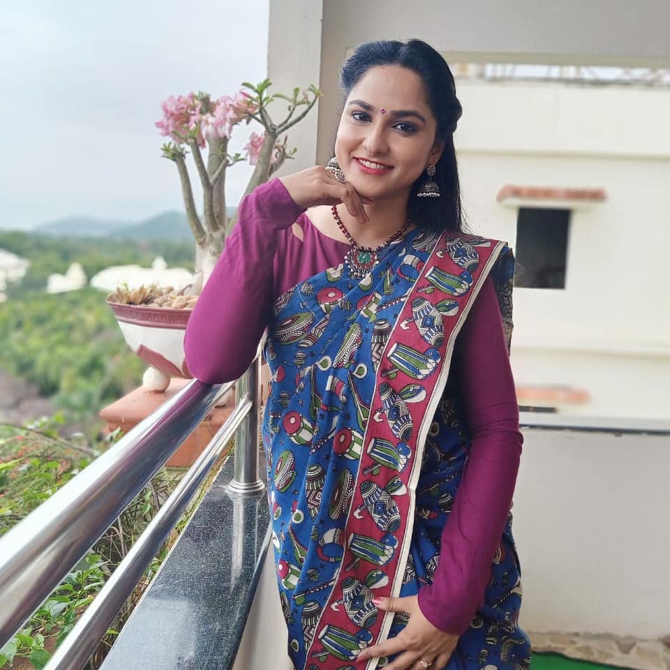 Zee Telugu Tv Anchor Kasi Annapurna Images In Navy Blue Saree